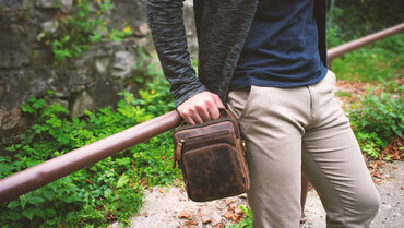 4 znamení, že váš partner potřebuje crossbody tašku