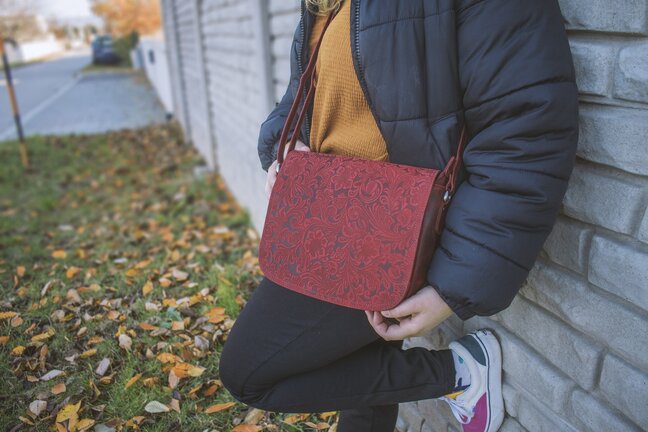 Dámská kožená crossbody kabelka černá 250112